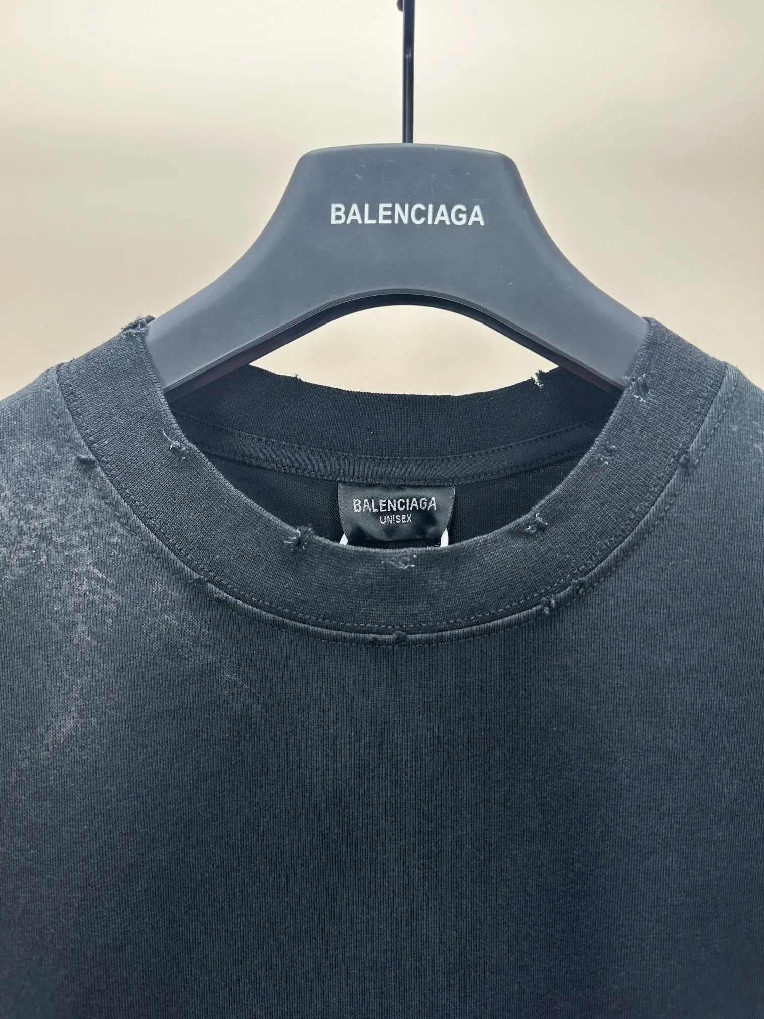 balenciaga-upside-down-paris-moon-tee-black-5-Drip Store Argentina