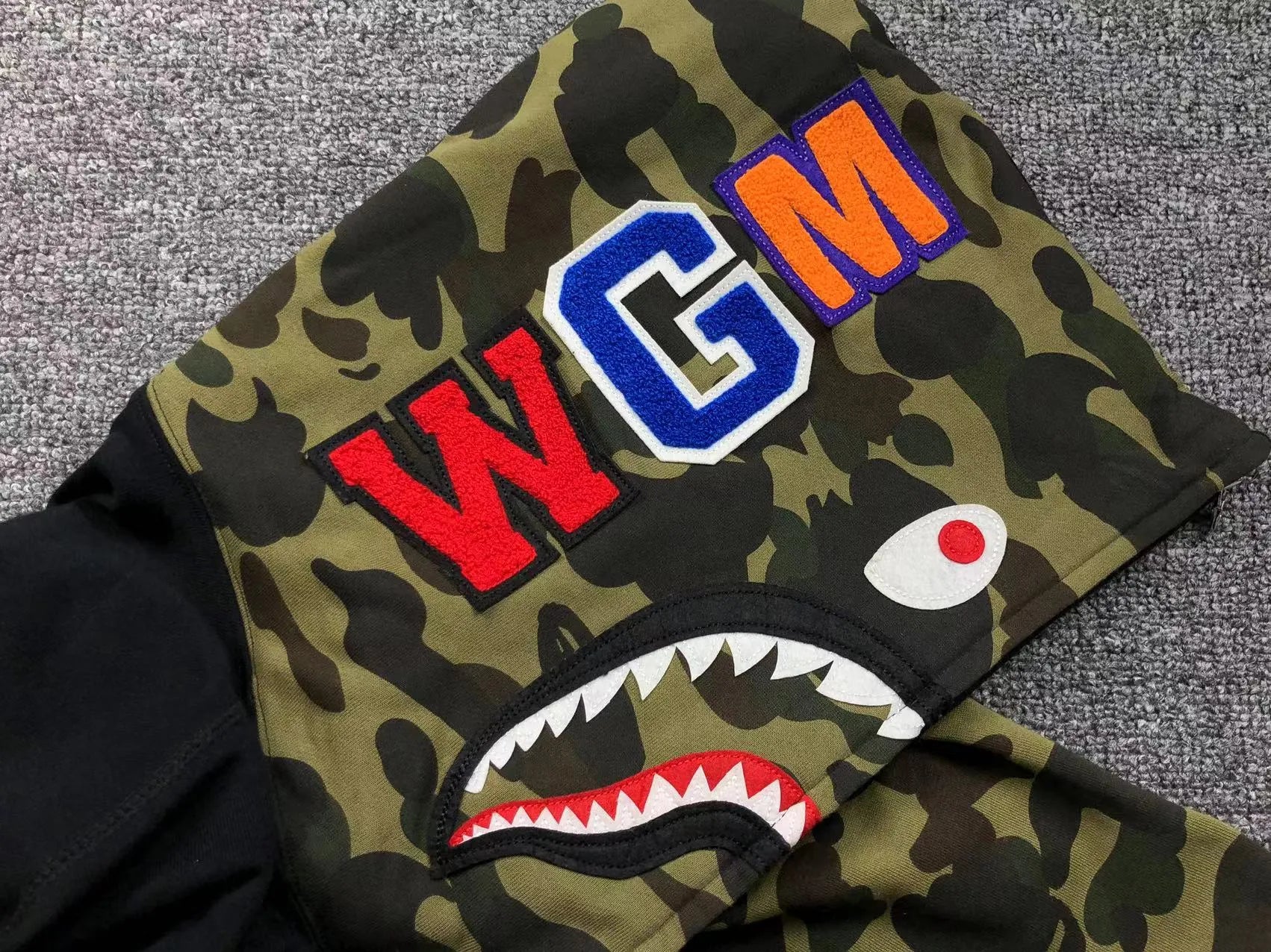 bape-1st-camo-shark-full-zip-hoodie-black-6-Drip Store Argentina