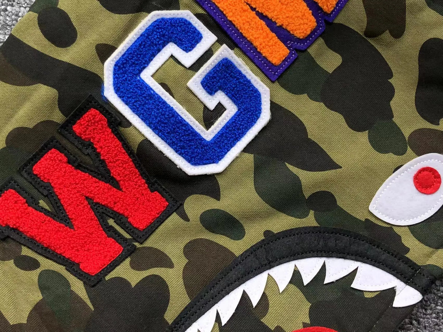 bape-1st-camo-shark-full-zip-hoodie-green-4-Drip Store Argentina