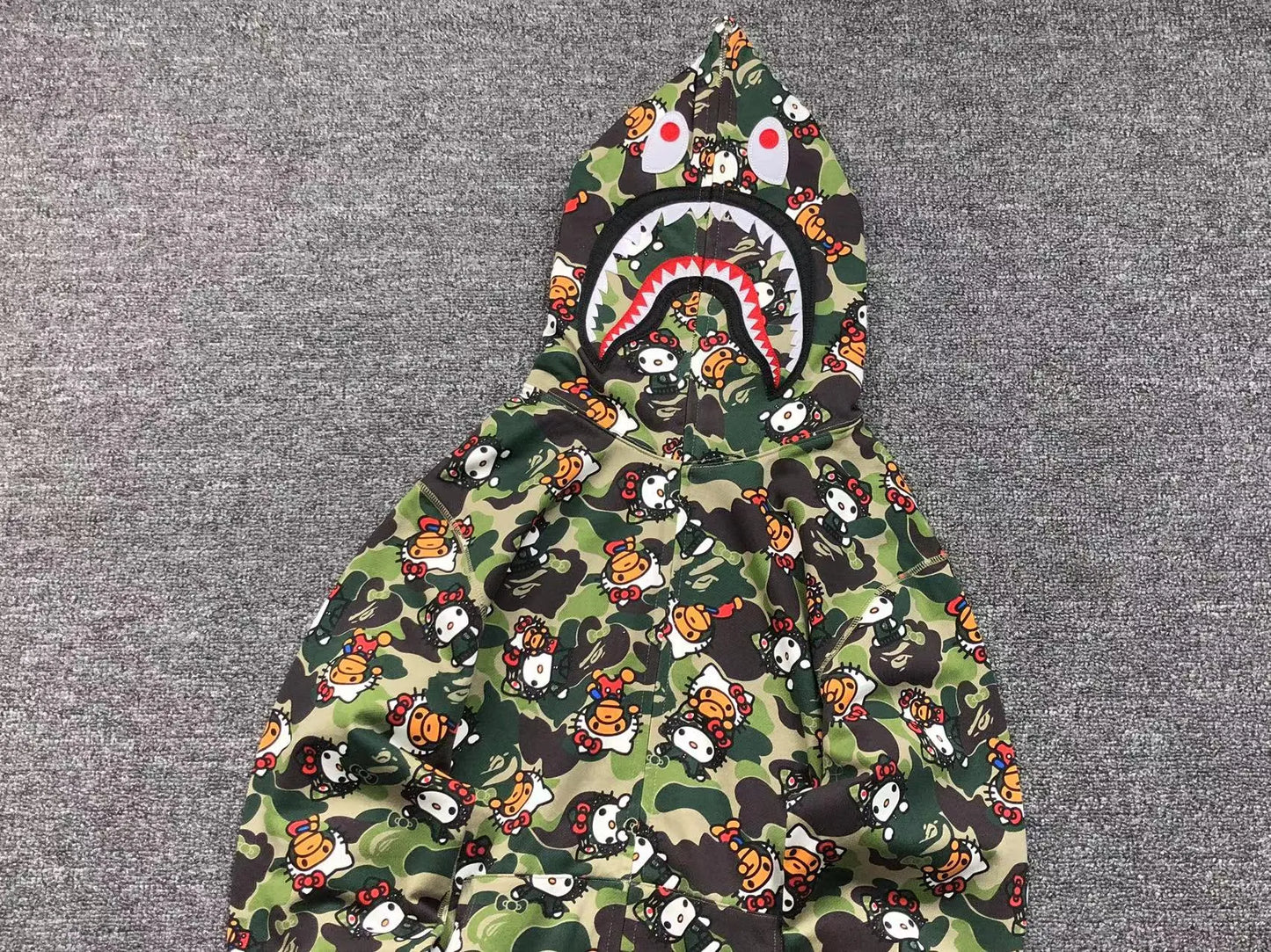 bape-abc-camo-hello-kitty-shark-full-zip-hoodie-green-10-Drip Store Argentina