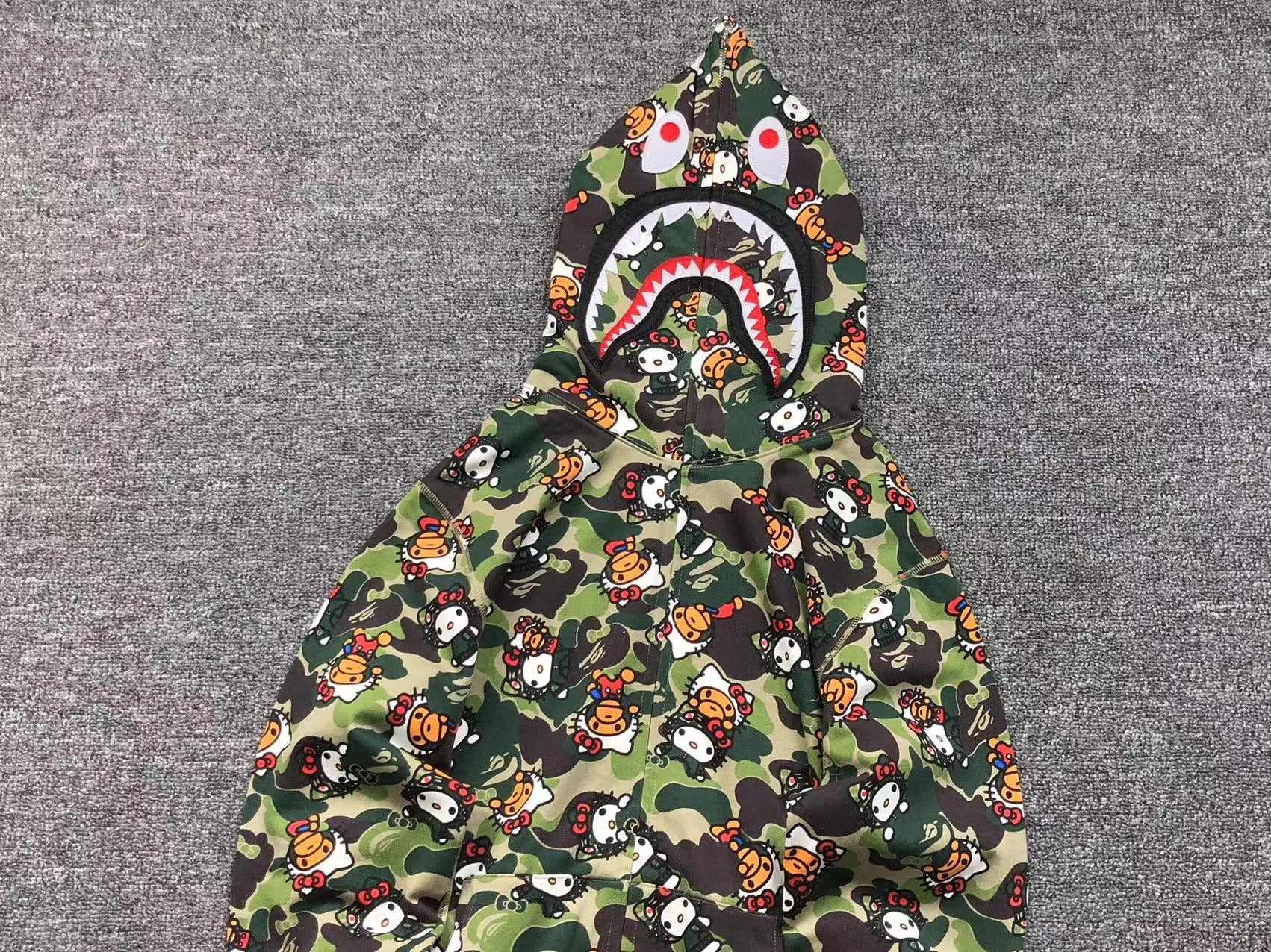 bape-abc-camo-hello-kitty-shark-full-zip-hoodie-green-10-Drip Store Argentina