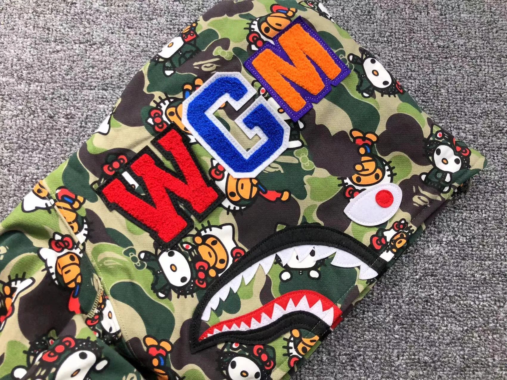 bape-abc-camo-hello-kitty-shark-full-zip-hoodie-green-3-Drip Store Argentina