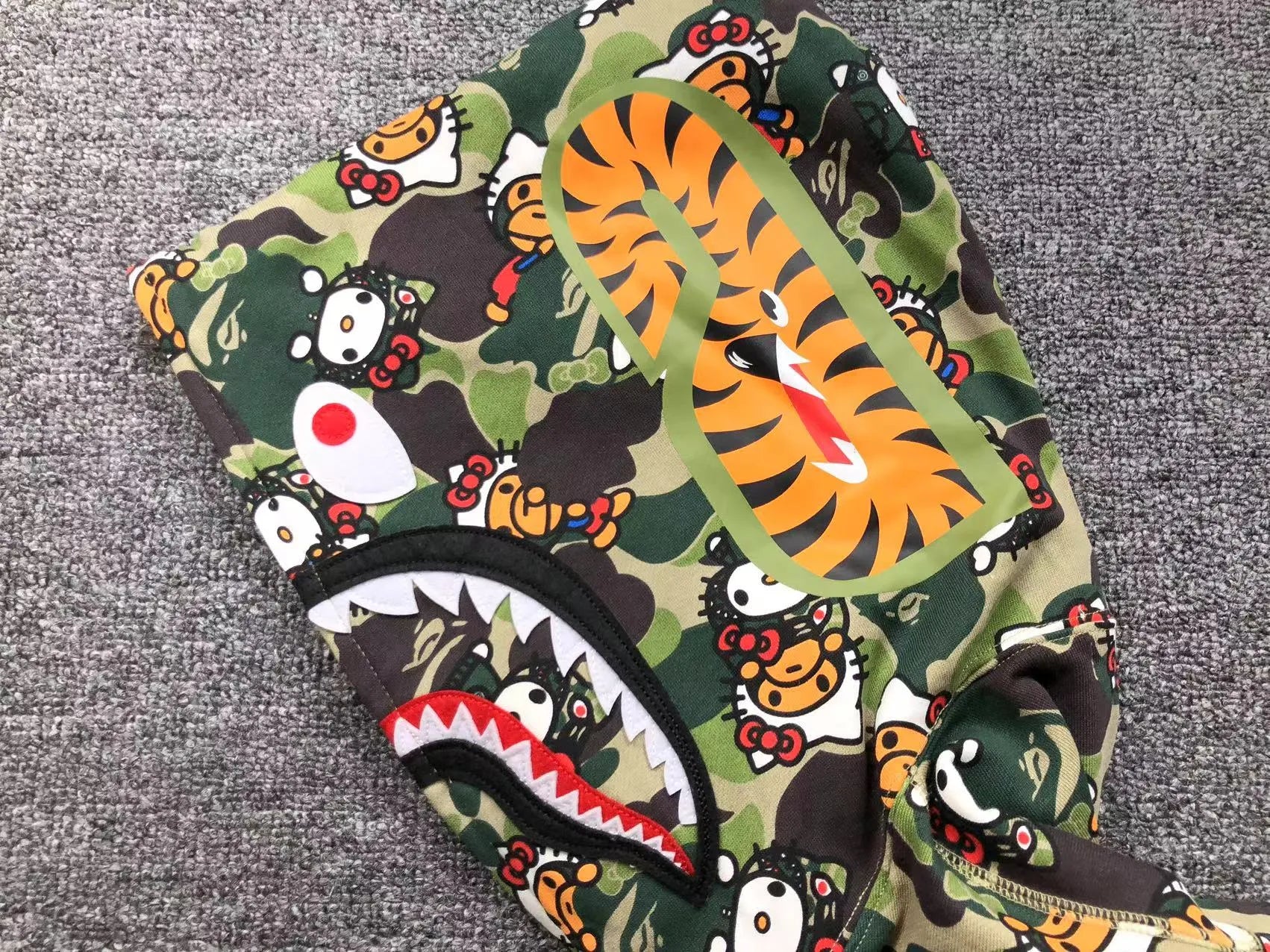 bape-abc-camo-hello-kitty-shark-full-zip-hoodie-green-9-Drip Store Argentina