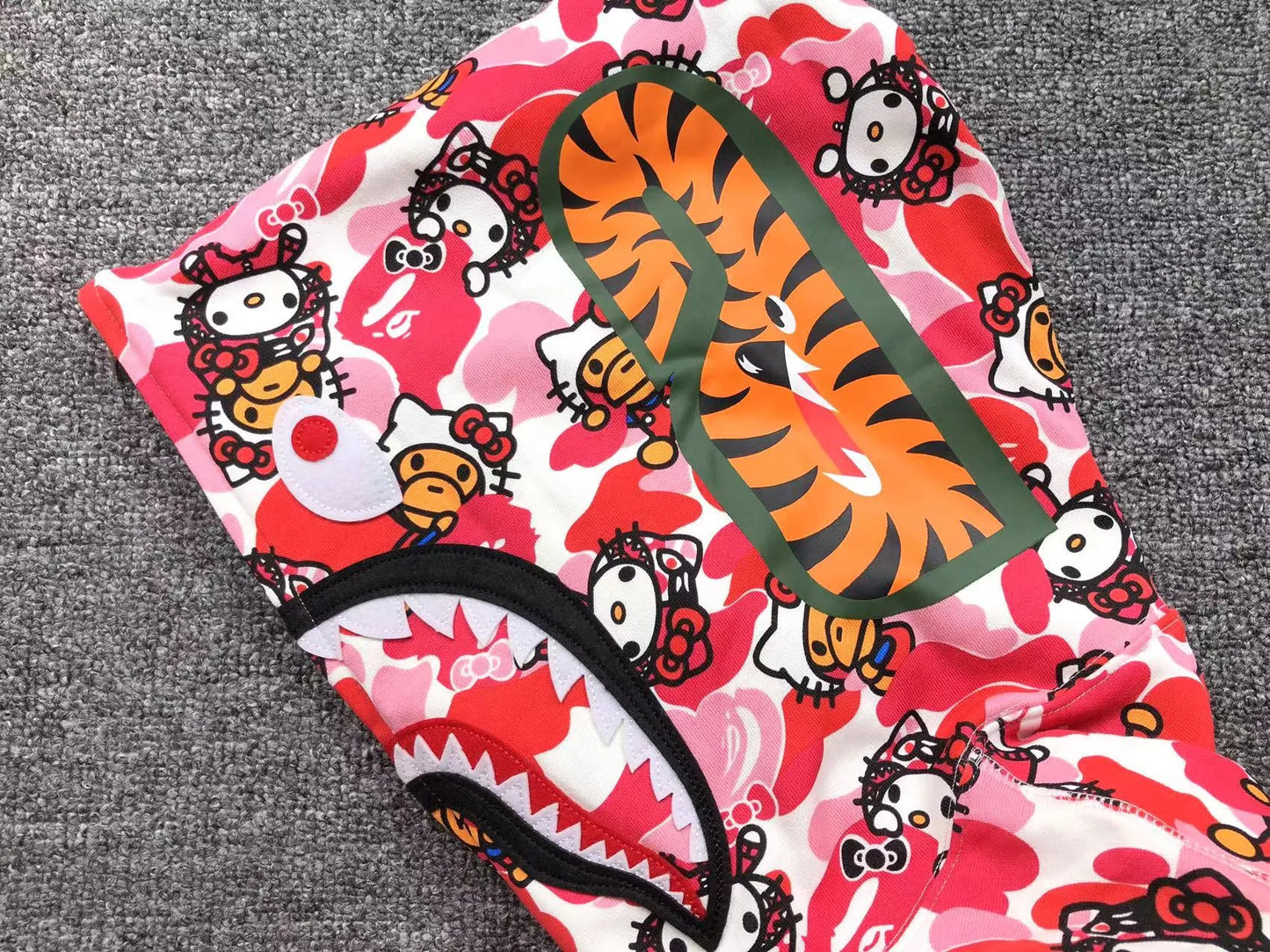 bape-abc-camo-hello-kitty-shark-full-zip-hoodie-pink-3-Drip Store Argentina