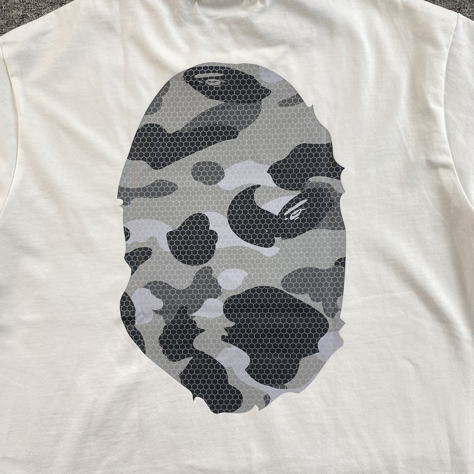 bape-camo-big-ape-head-tee-white-4_4fb47fe3-Drip Store Argentina
