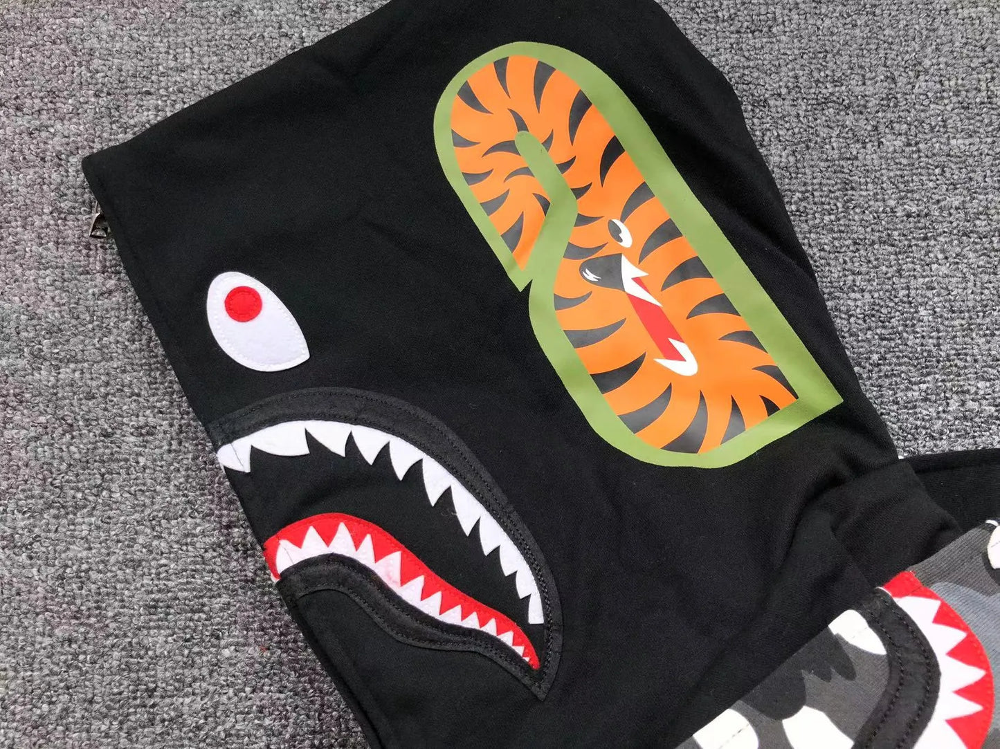 bape-city-camo-shark-wide-full-zip-double-hoodie-black-5-Drip Store Argentina