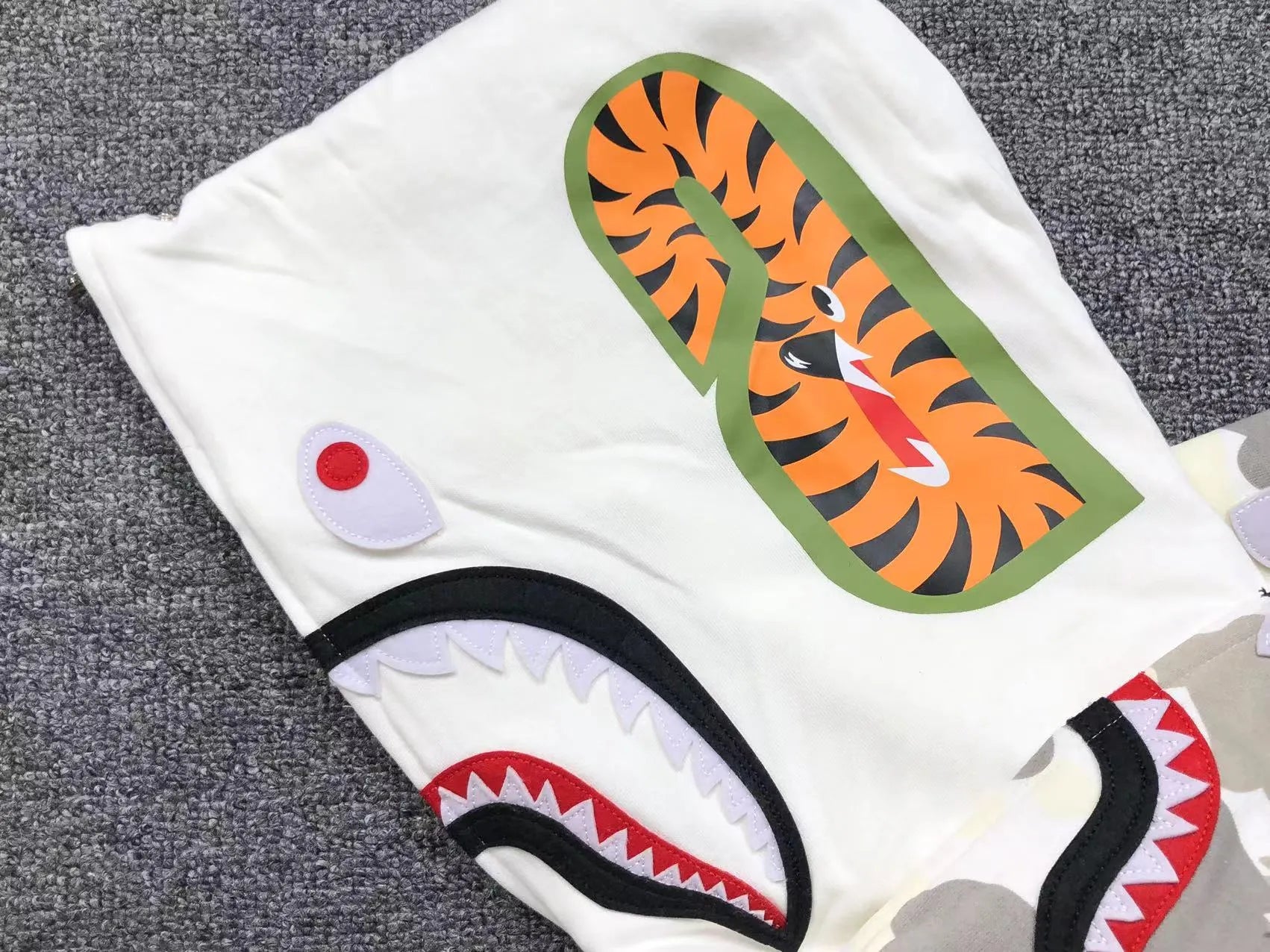 bape-city-camo-shark-wide-full-zip-double-hoodie-white-11-Drip Store Argentina