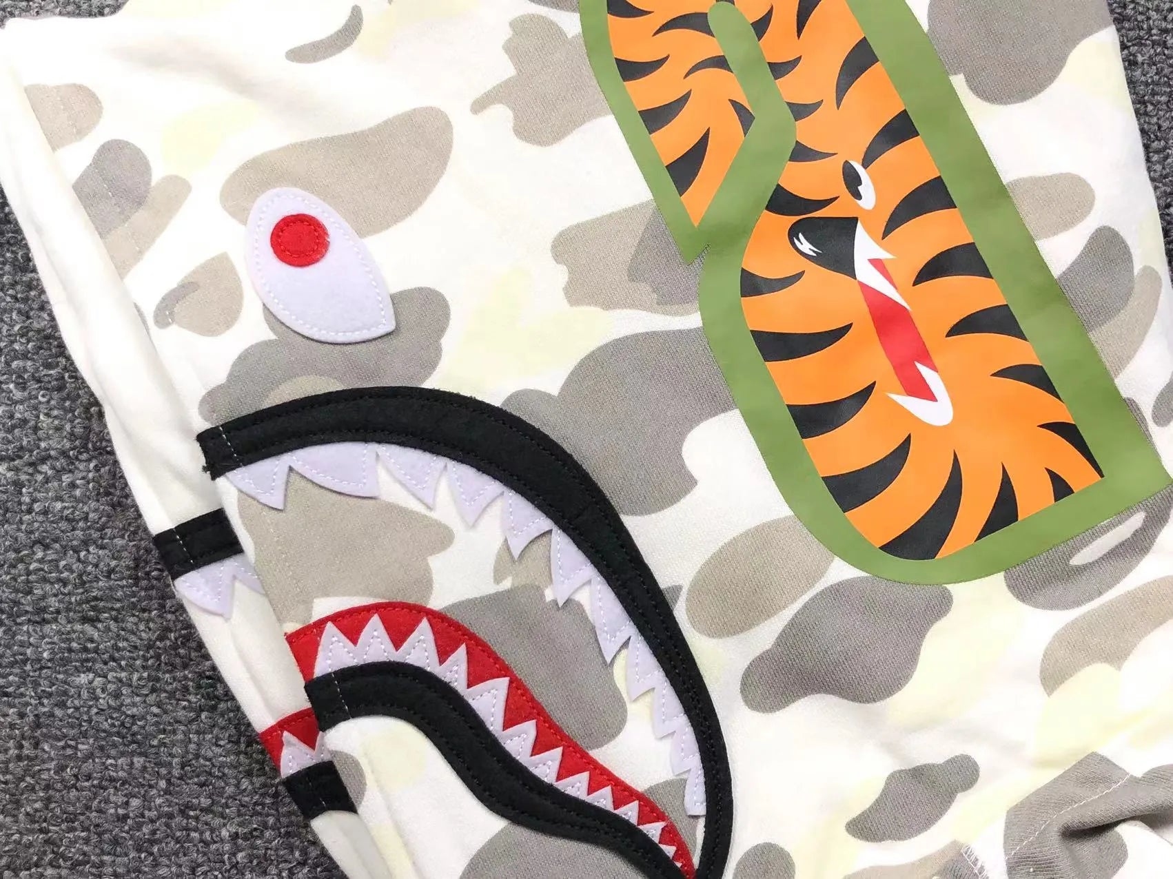 bape-city-camo-shark-wide-full-zip-double-hoodie-white-13-Drip Store Argentina