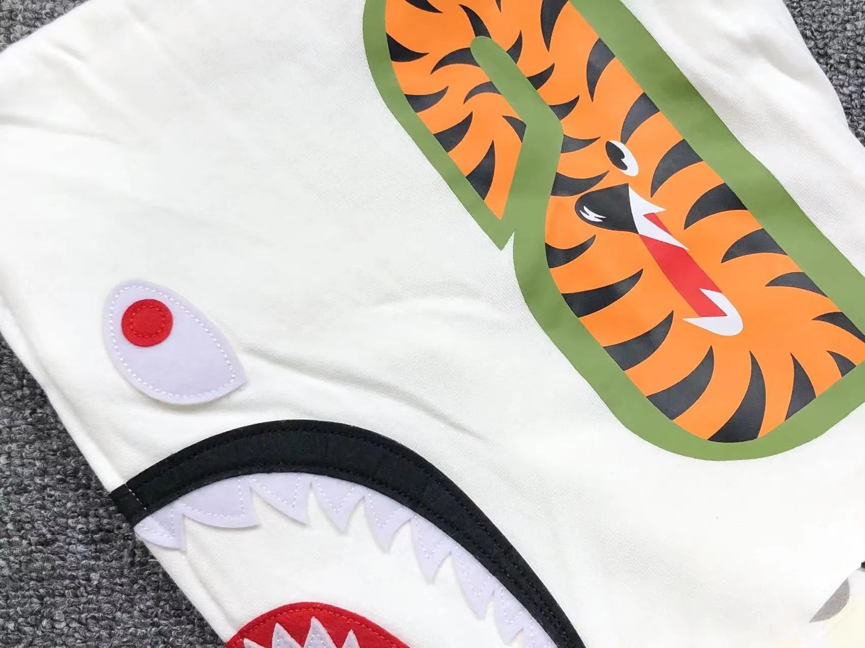 bape-city-camo-shark-wide-full-zip-double-hoodie-white-9-Drip Store Argentina