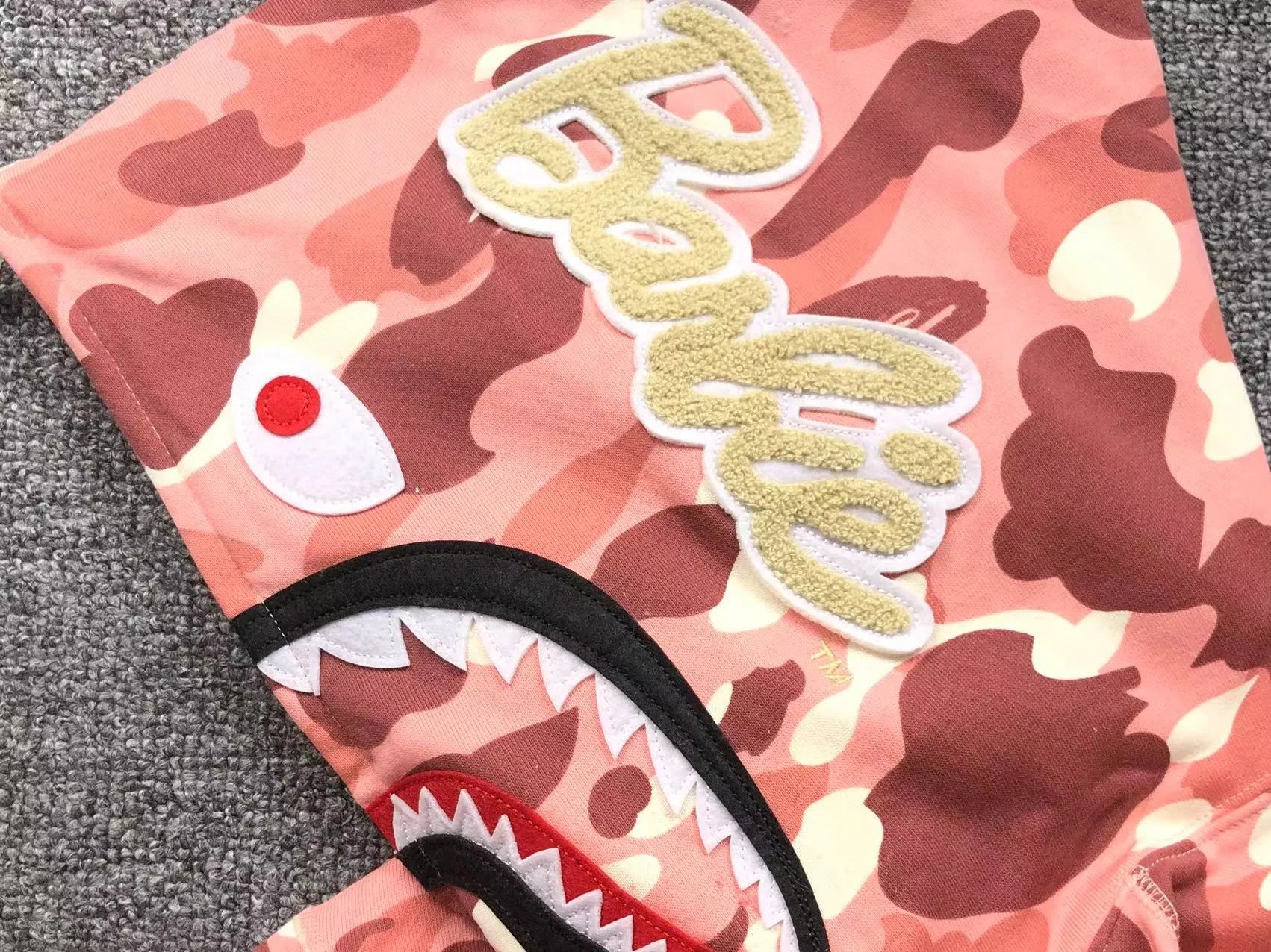 bape-x-barbie-dot-camo-shark-full-zip-hoodie-pink-5-Drip Store Argentina