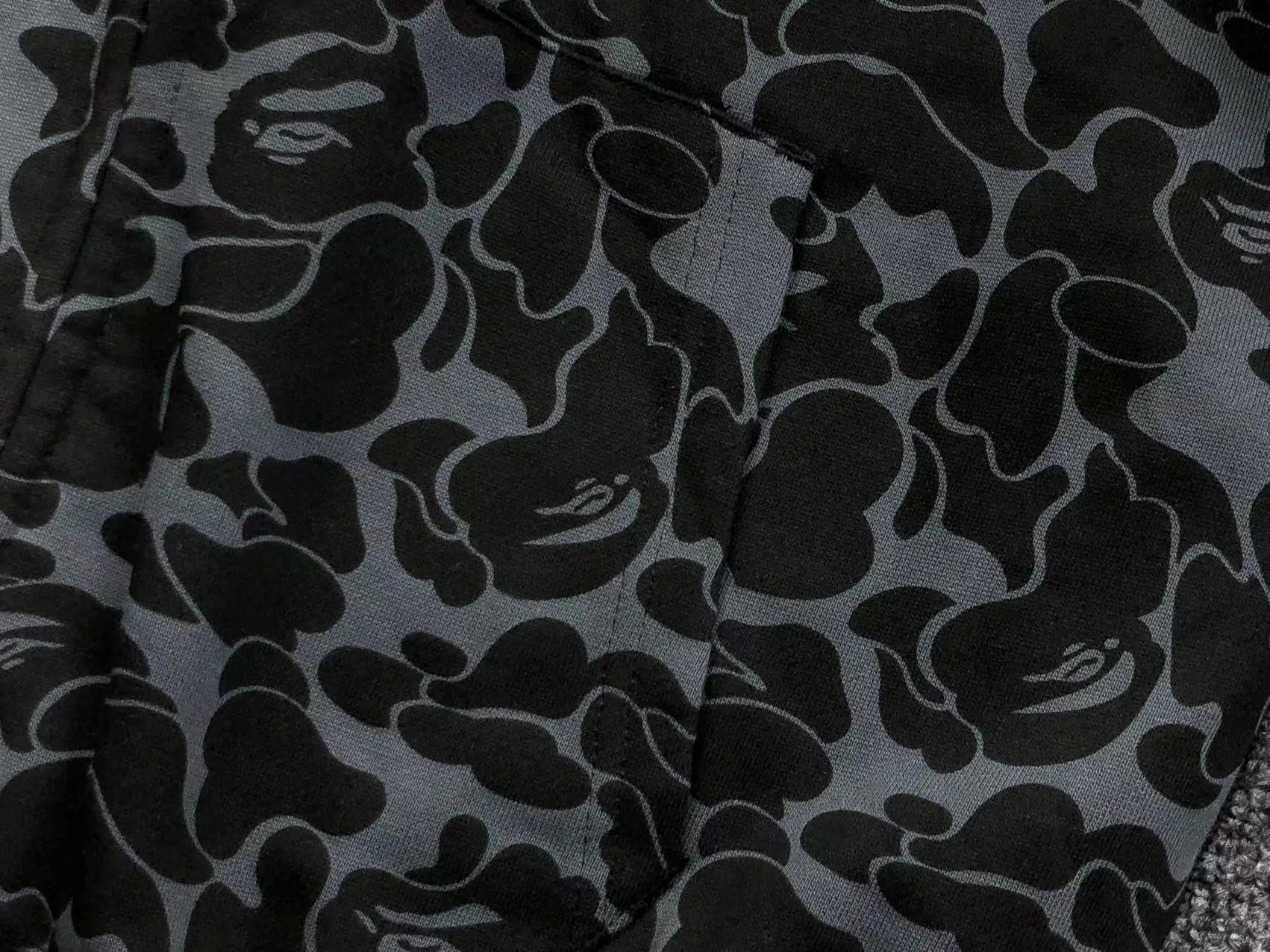 bape-x-dover-street-market-special-camo-shark-full-zip-hoodie-11-Drip Store Argentina