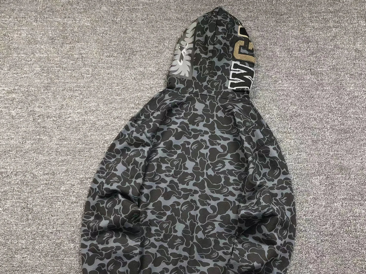 bape-x-dover-street-market-special-camo-shark-full-zip-hoodie-12-Drip Store Argentina