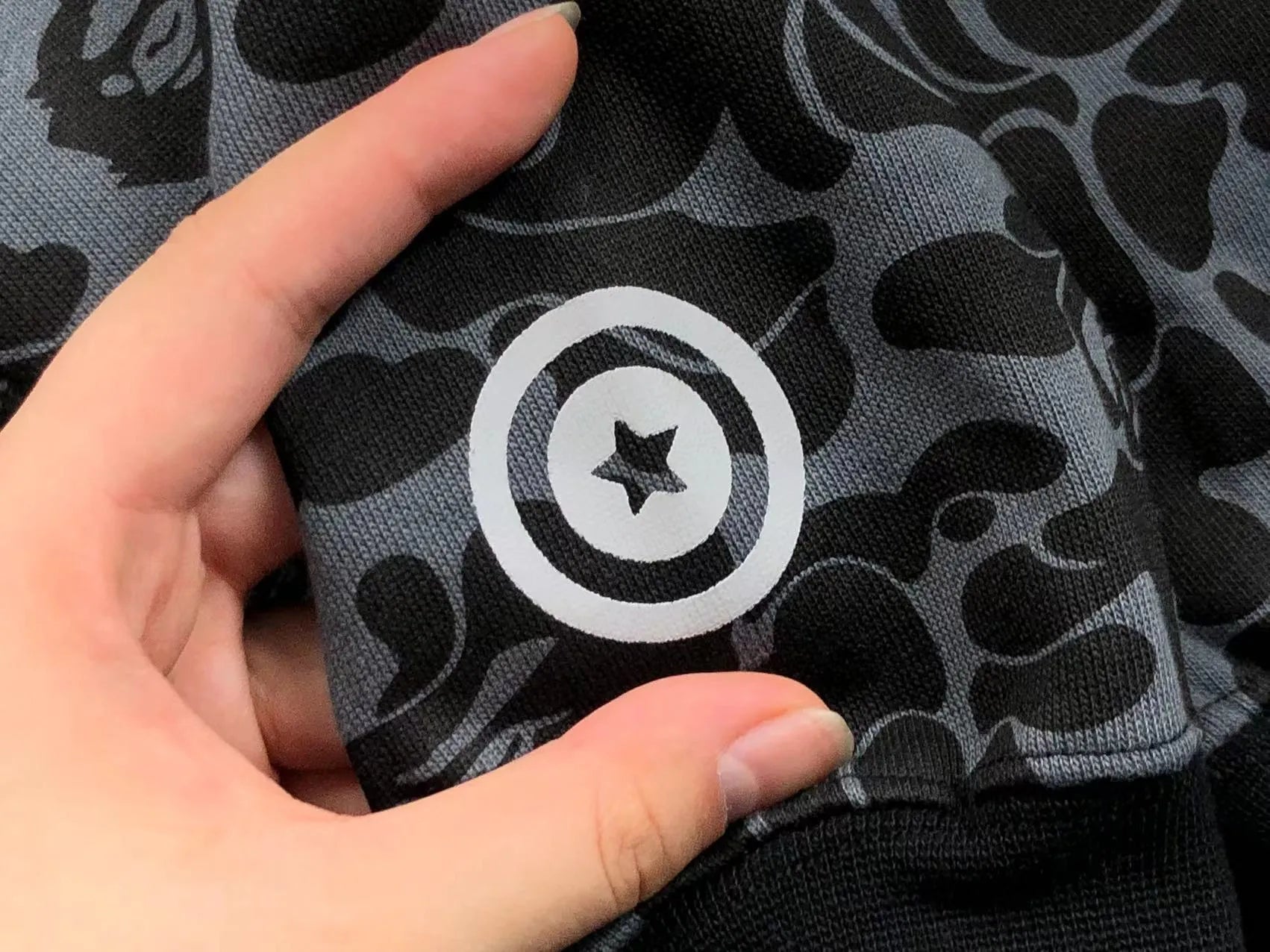 bape-x-dover-street-market-special-camo-shark-full-zip-hoodie-8-Drip Store Argentina