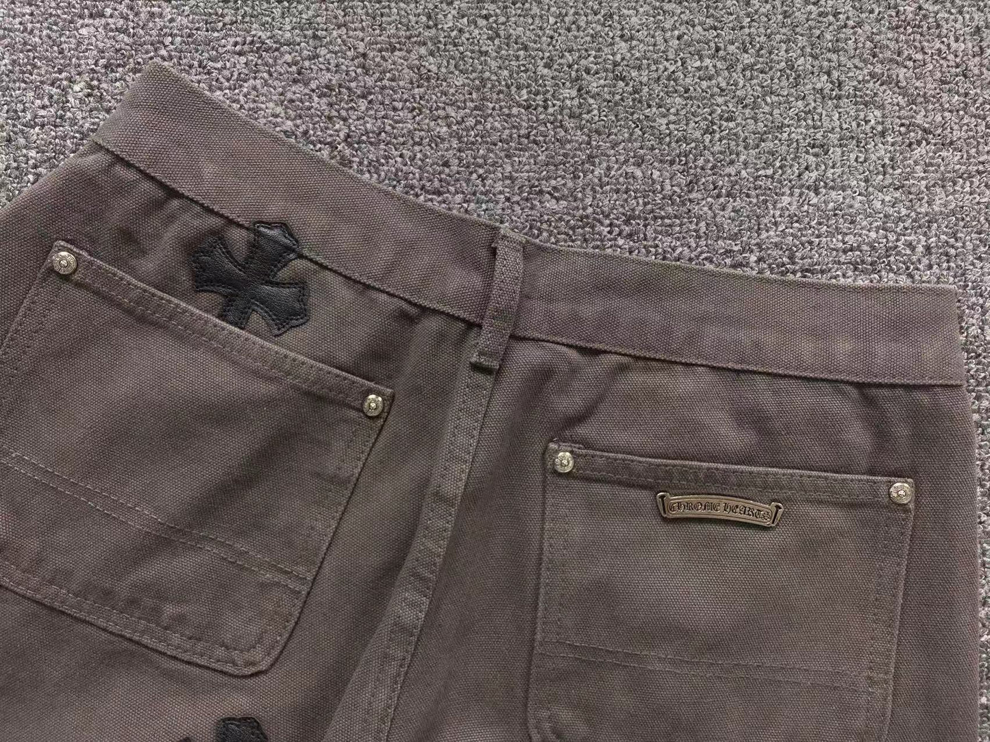 chrome-hearts-cross-patch-carpenter-pants-grey-4-Drip Store Argentina