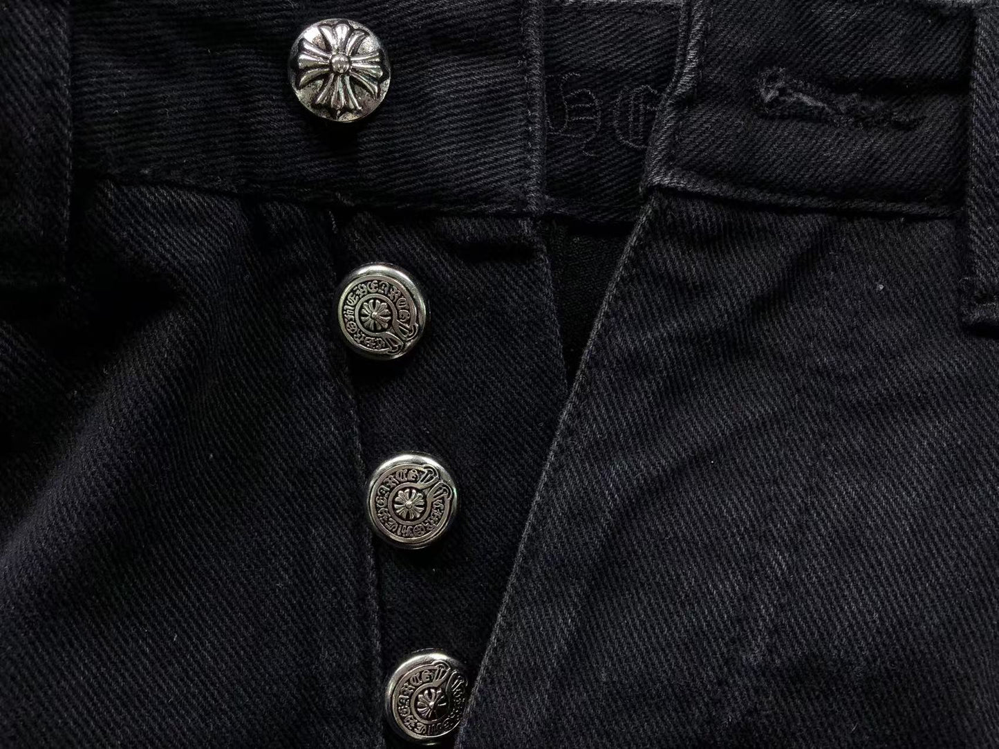 chrome-hearts-cross-patch-fleurknee-jeans-black-4-Drip Store Argentina
