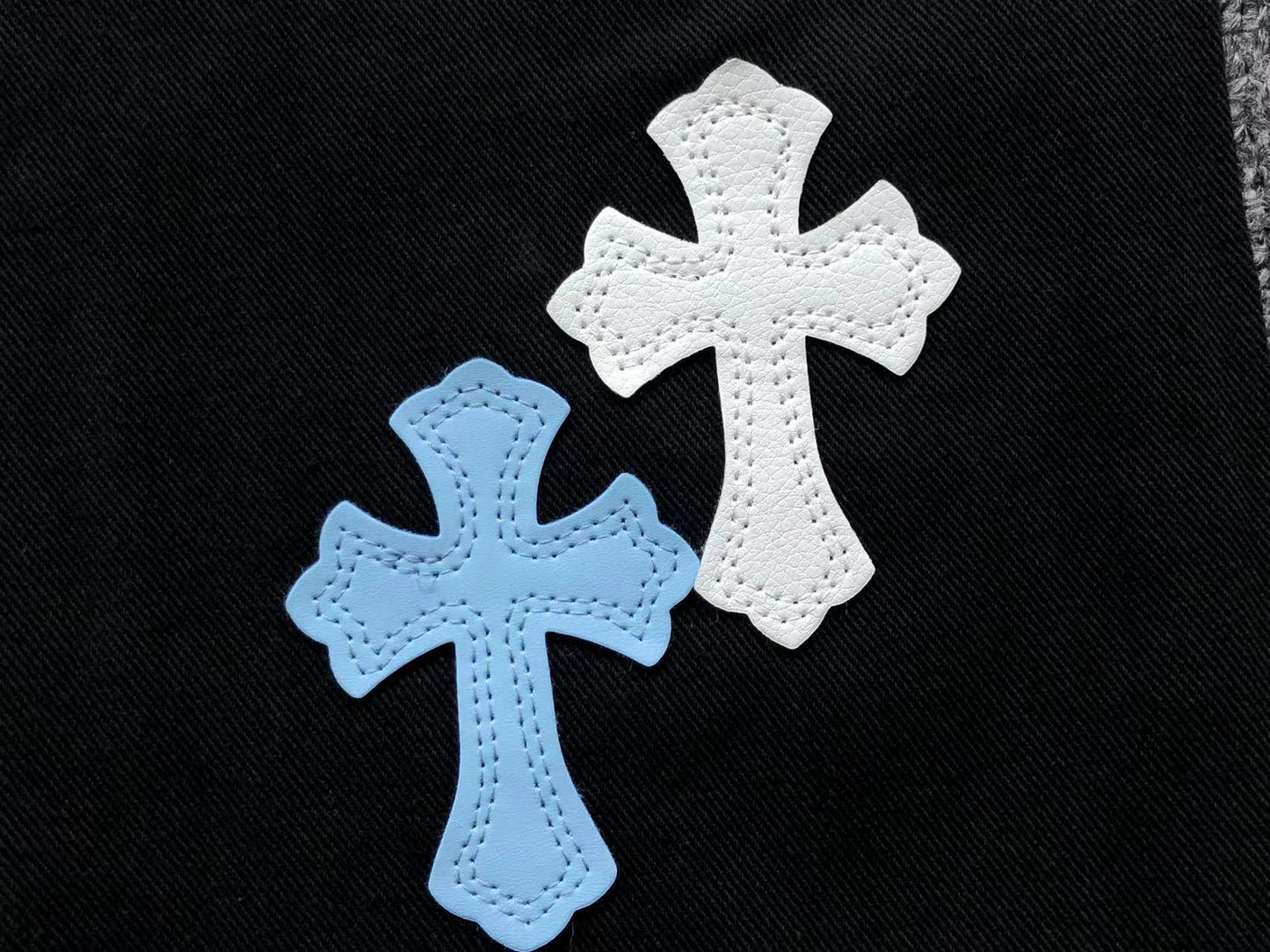 chrome-hearts-cross-patch-jeans-black-4_2a010041-Drip Store Argentina