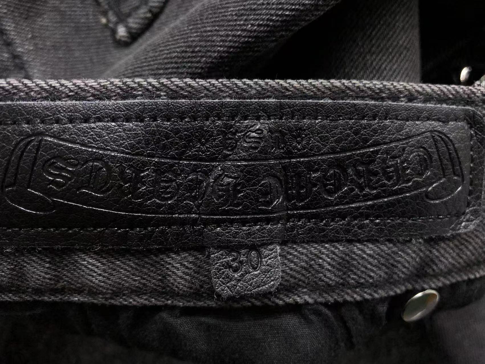 chrome-hearts-cross-patch-jeans-black-4_7a66cfe9-Drip Store Argentina