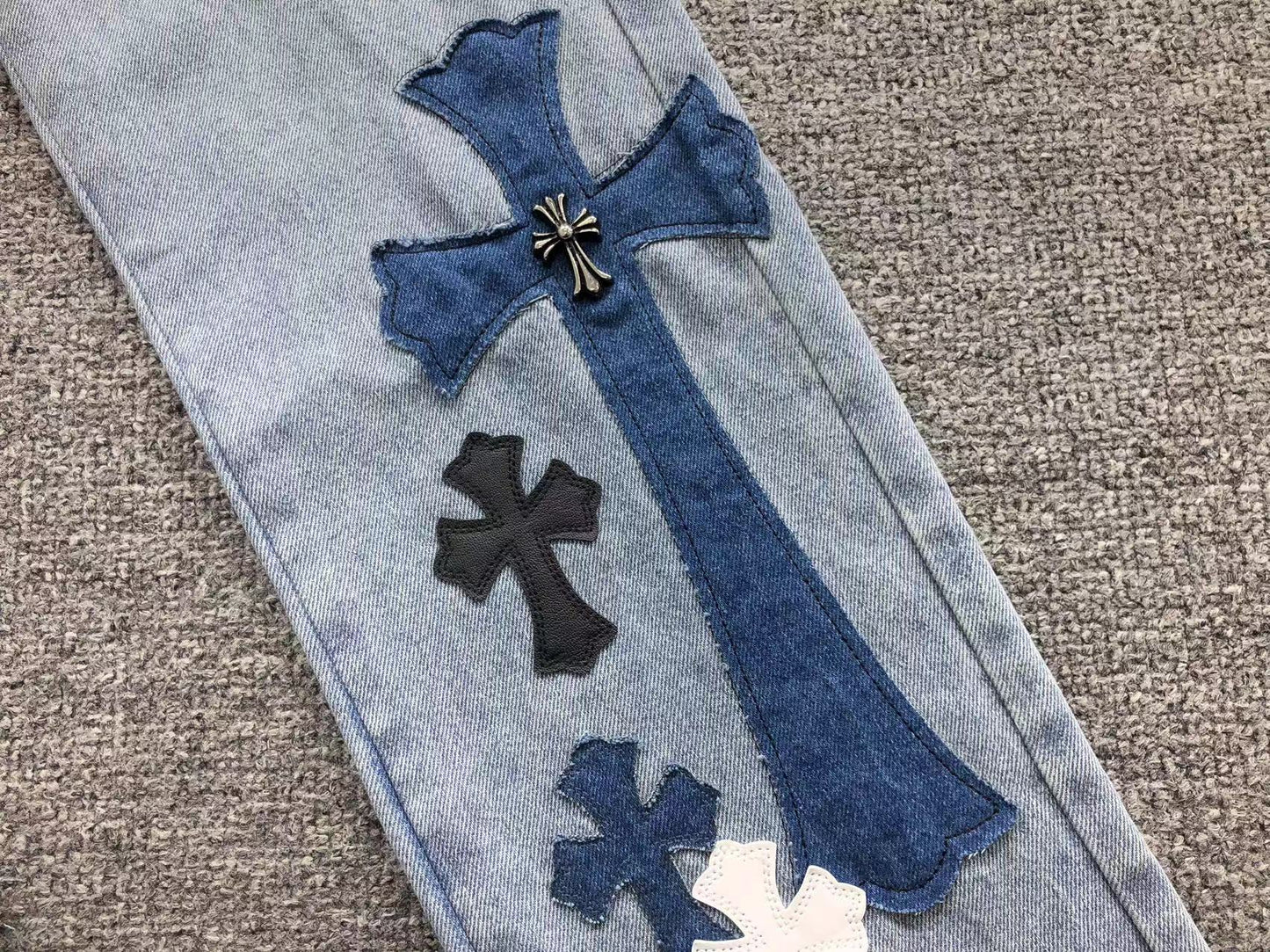 chrome-hearts-cross-patch-jeans-blue-7_bdf80c15-Drip Store Argentina