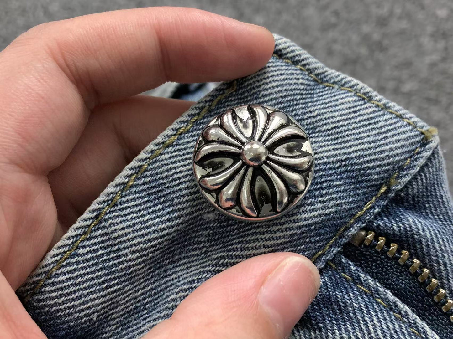 chrome-hearts-cross-patch-jeans-blue-9_e6ec9b49-Drip Store Argentina