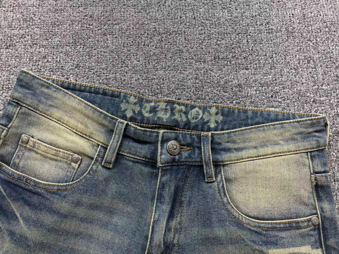 chrome-hearts-cross-patch-jeans-blue-washed-4_202fce03-Drip Store Argentina