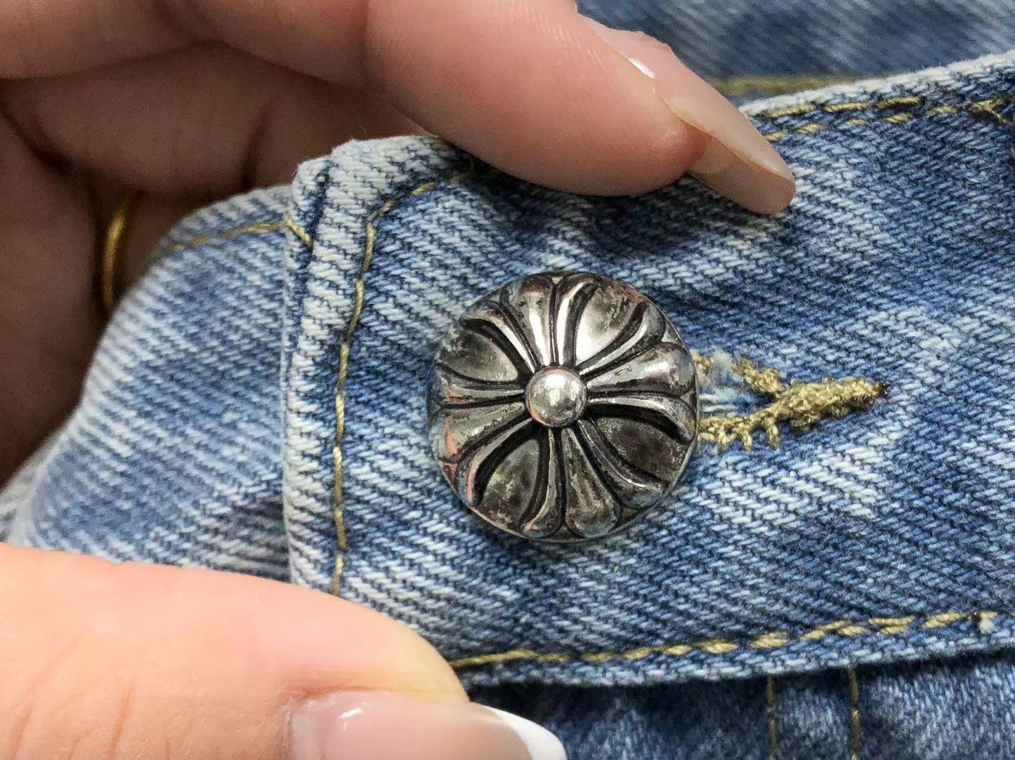 chrome-hearts-cross-patch-jeans-blue-washed-5_39d52761-Drip Store Argentina