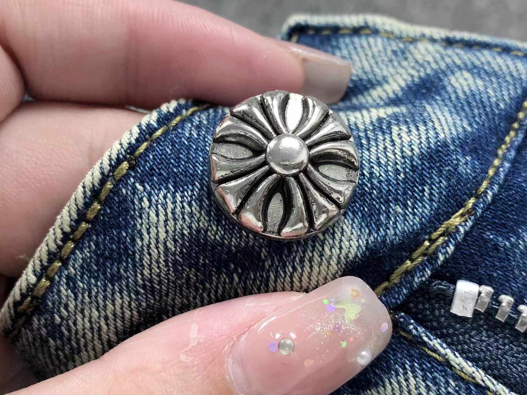 chrome-hearts-cross-patch-jeans-blue-washed-7_826783de-Drip Store Argentina