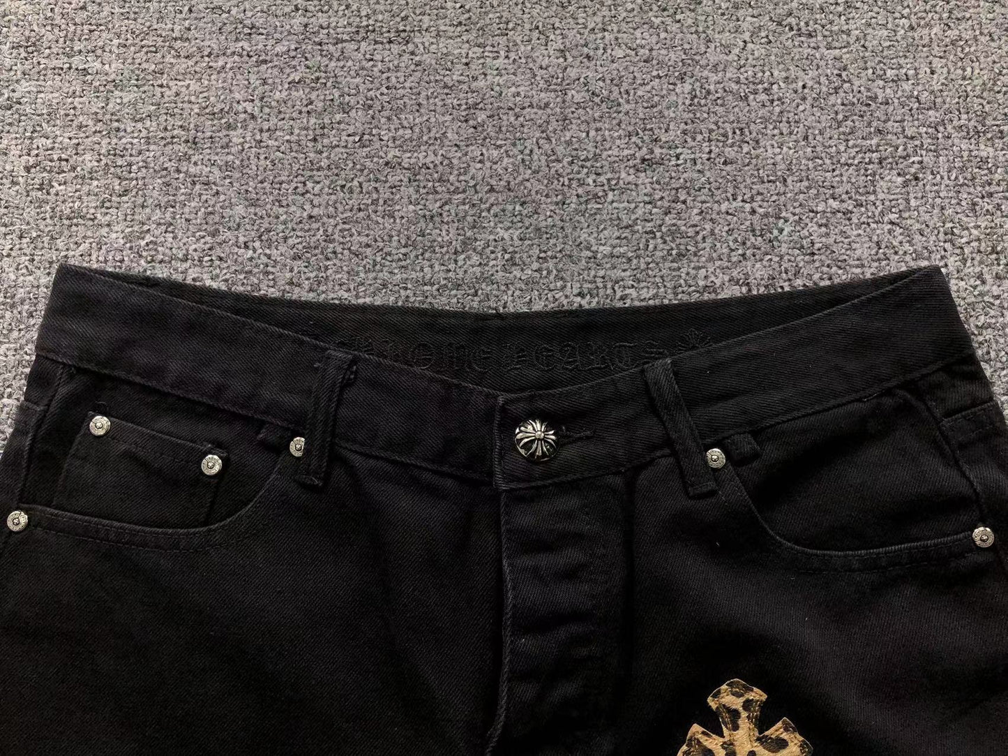 chrome-hearts-leopard-cross-patch-jeans-black-10-Drip Store Argentina