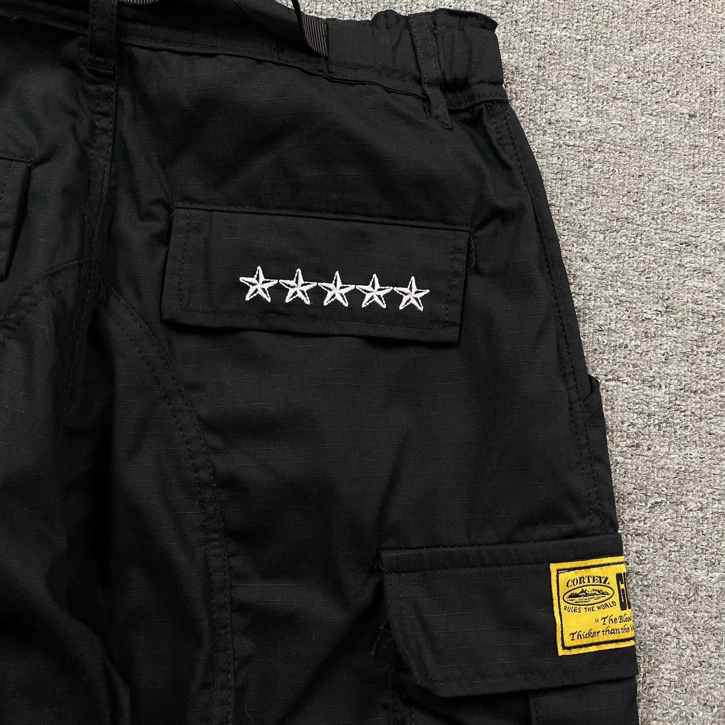 corteiz-5-starz-guerillaz-cargo-pant-black-5-Drip Store Argentina