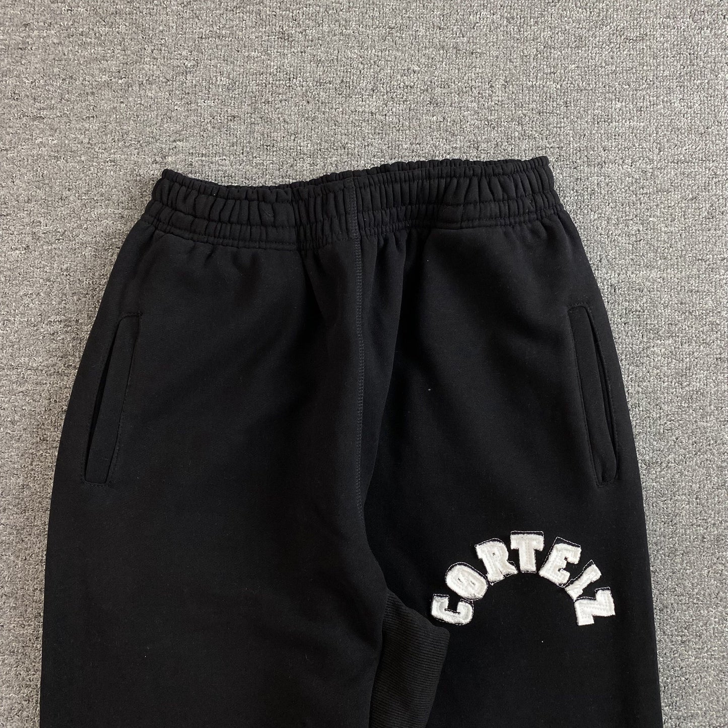 Pantalon Corteiz Colly Arch Open Hem Negro