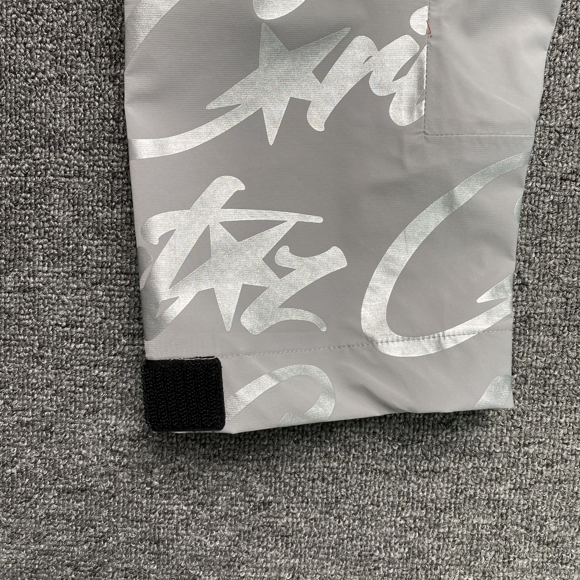 corteiz-elitework-waterproof-shell-jacket-grey-11-Drip Store Argentina