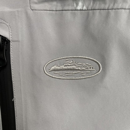 corteiz-elitework-waterproof-shell-jacket-grey-4-Drip Store Argentina