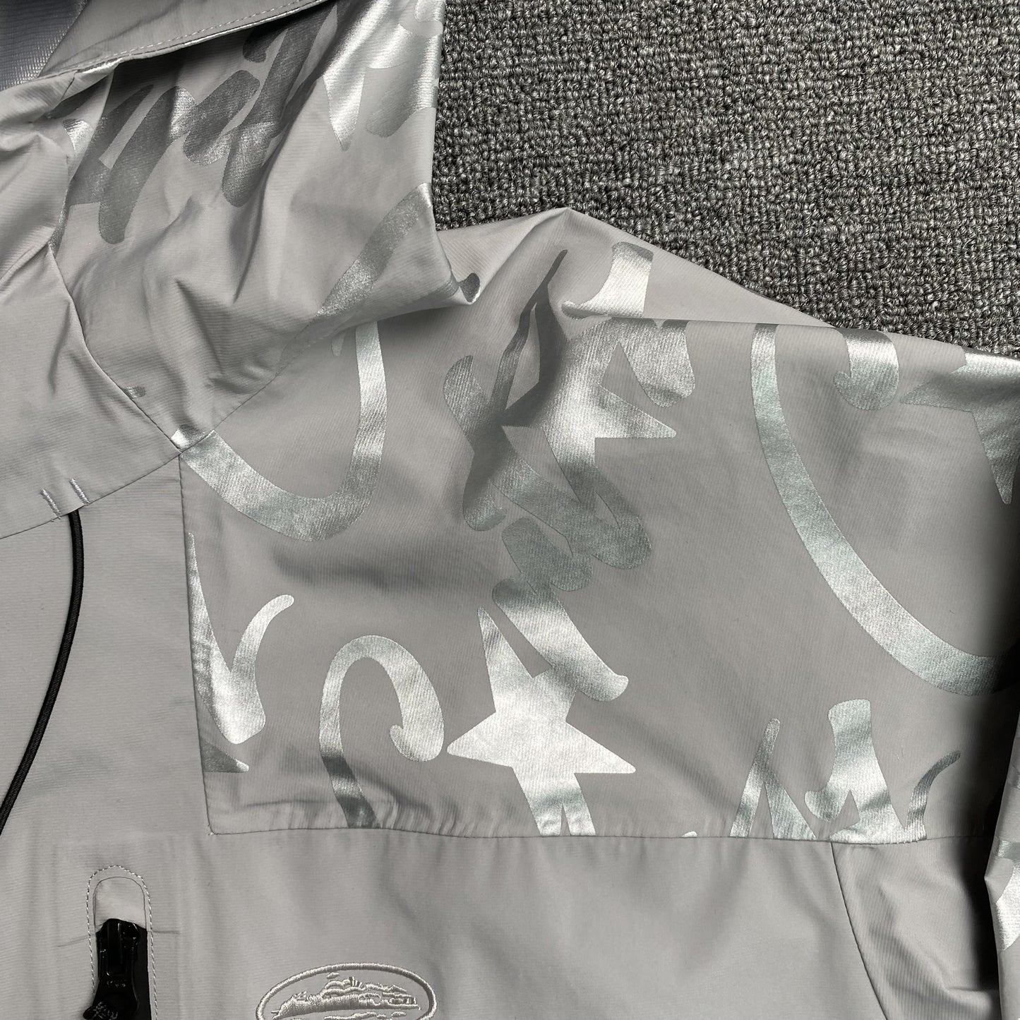 corteiz-elitework-waterproof-shell-jacket-grey-7-Drip Store Argentina