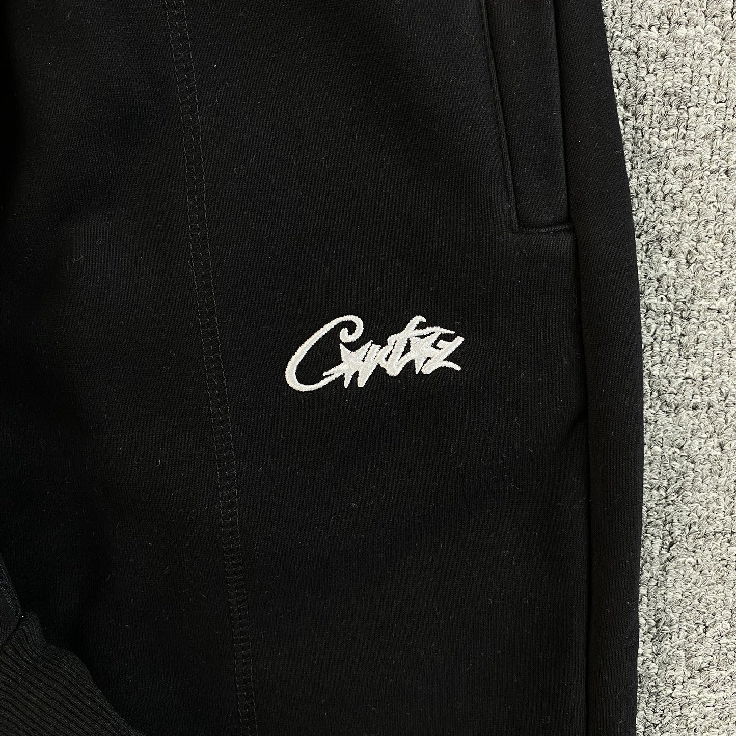 Pantalon Corteiz HMP Open Hem Negro