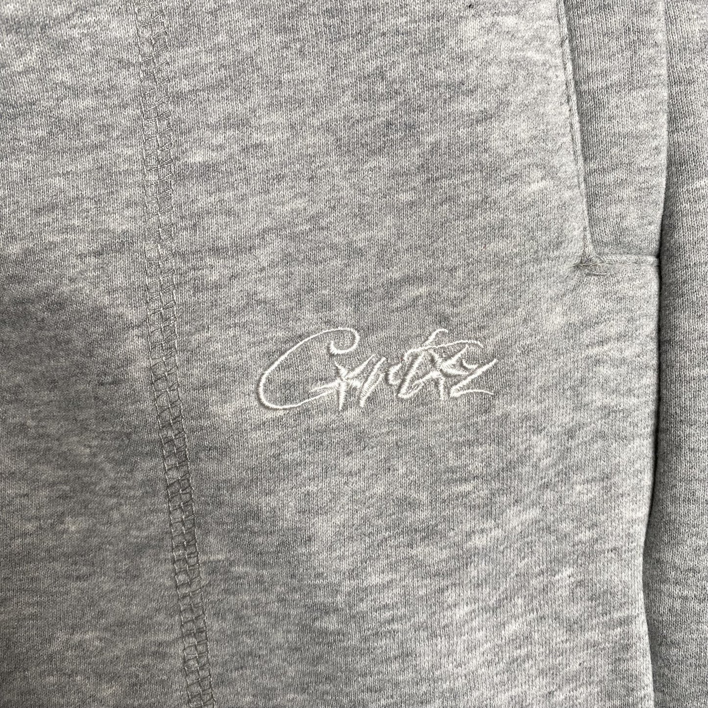 Pantalon Corteiz HMP Open Hem Gris