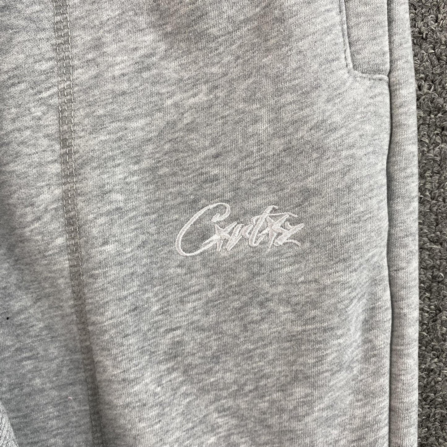 Pantalon Corteiz HMP V2 Gris