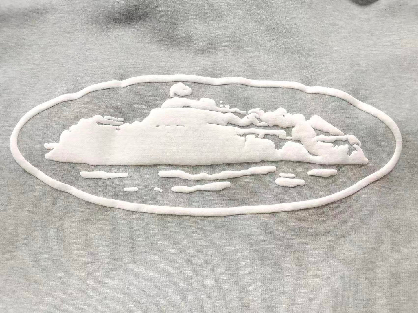 Campera Corteiz Island Puff Print Gris