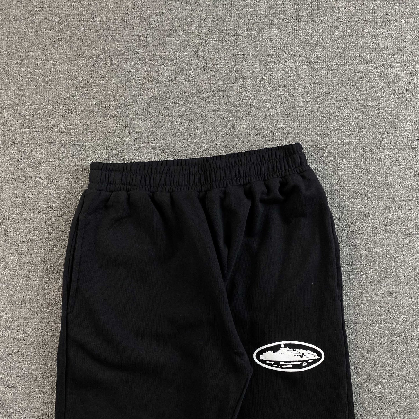 Pantalon Corteiz Island Puff Print Open Hem Negro