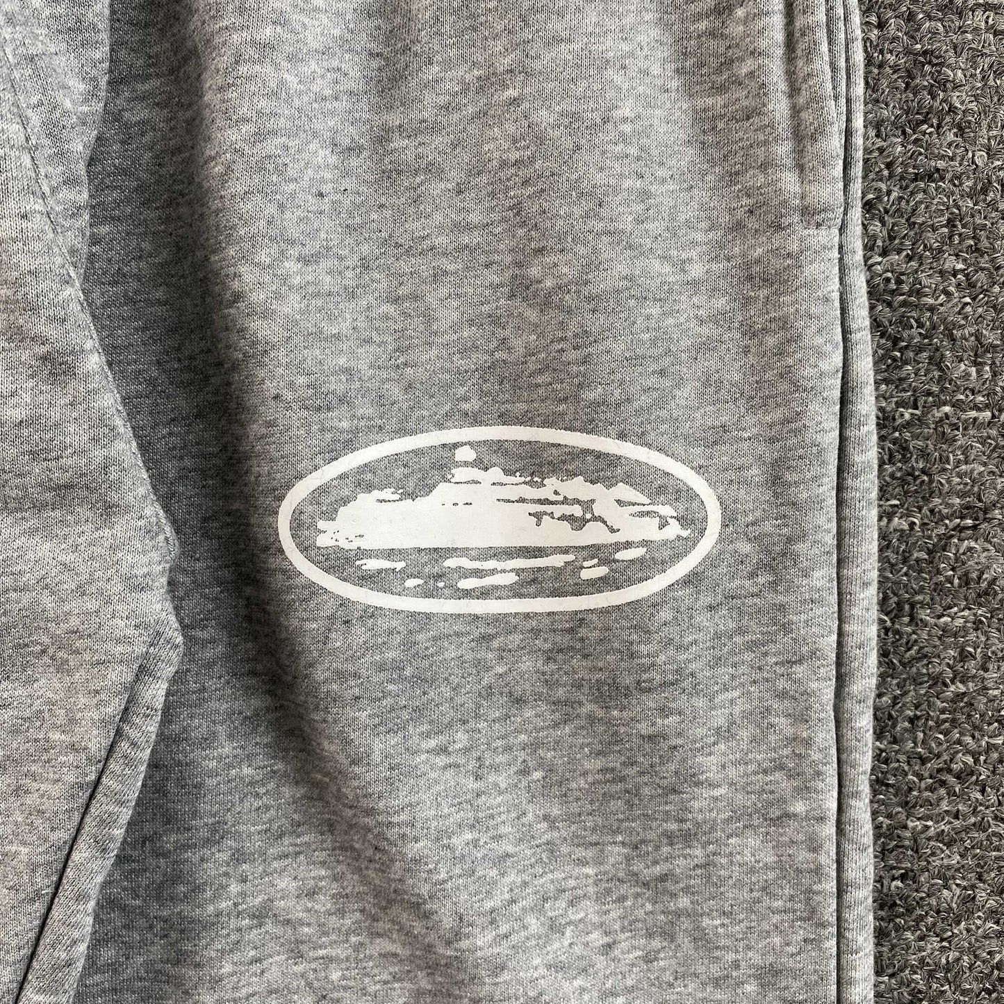 Pantalon Corteiz Island Puff Print Open Hem Gris