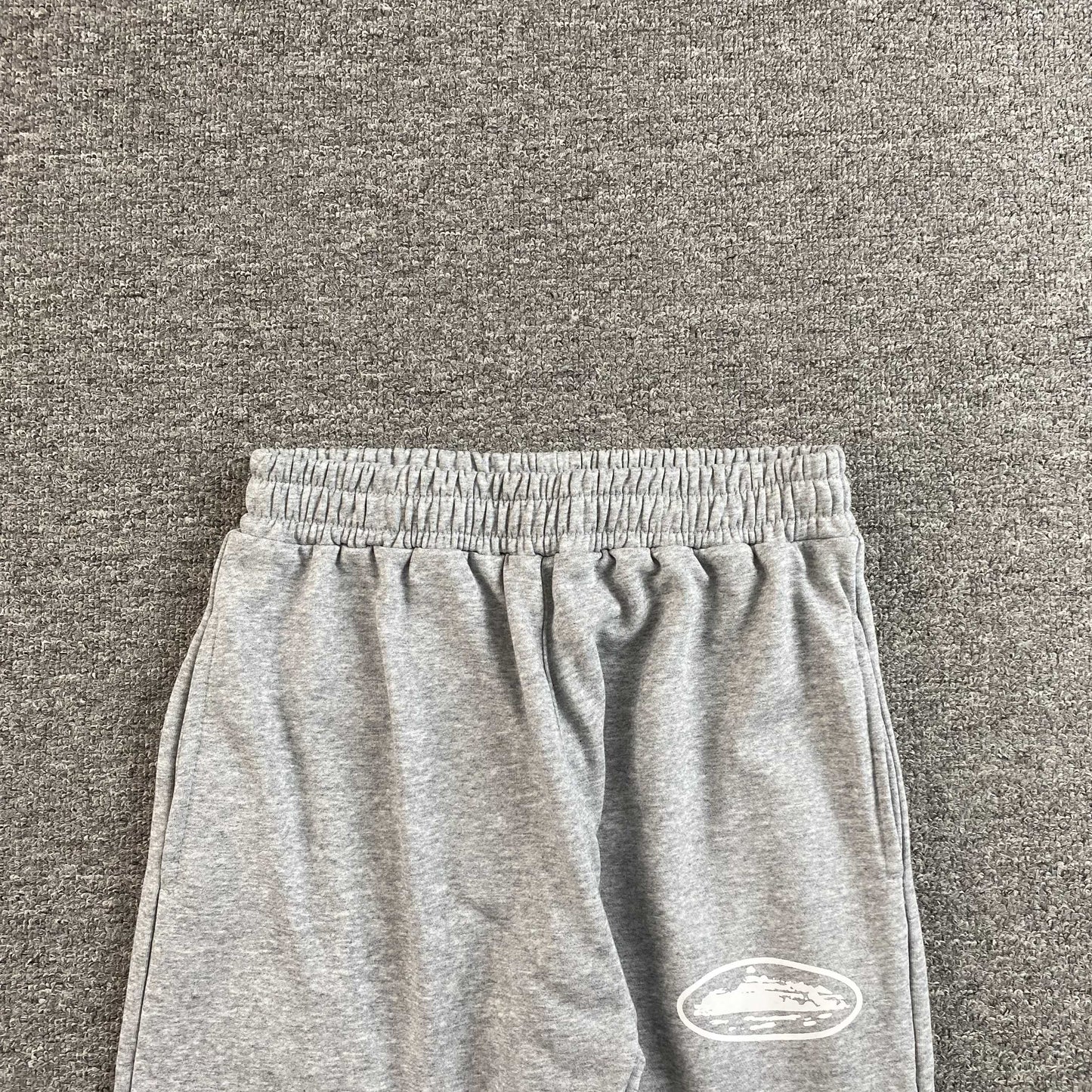 Pantalon Corteiz Island Puff Print Open Hem Gris