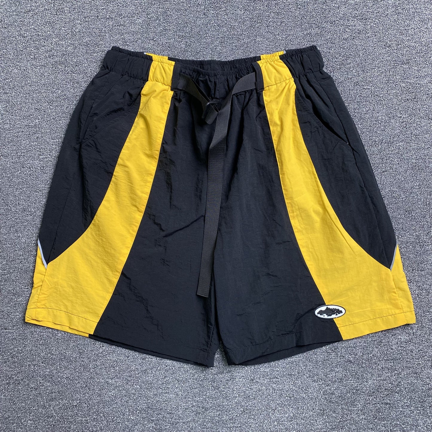 corteiz-spring-shorts-black-yellow-Drip Store Argentina
