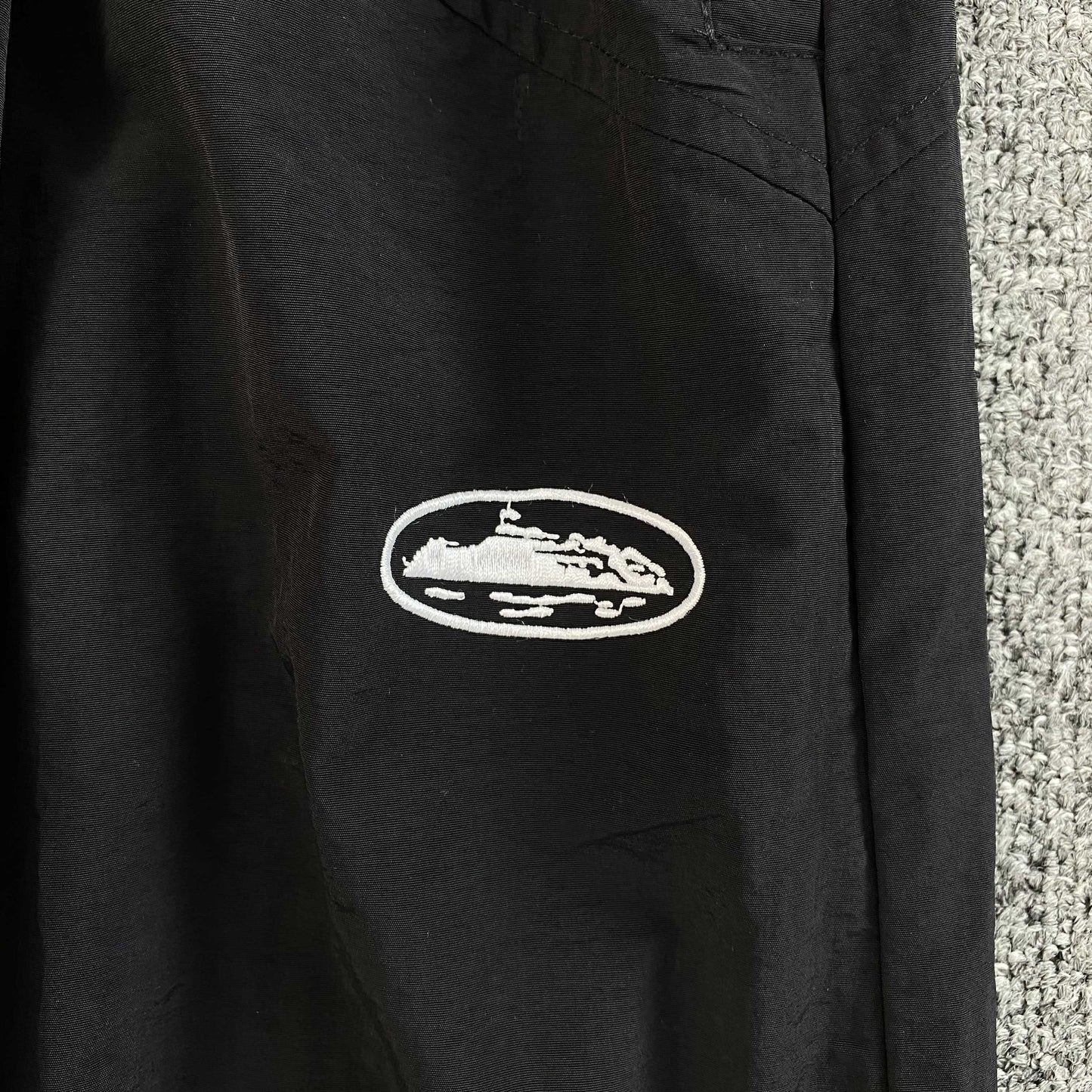 Pantalon Corteiz Sriped Litework Negro