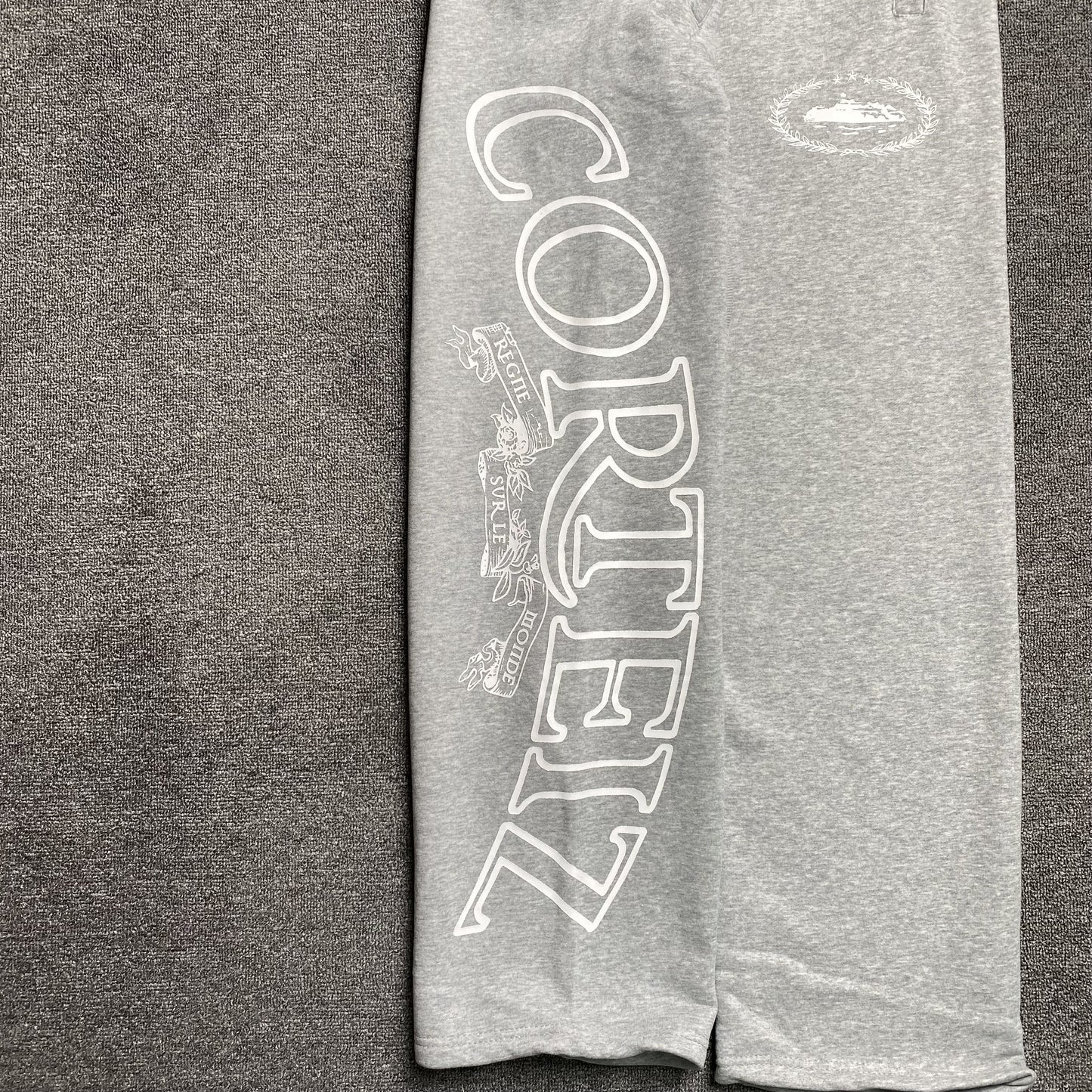 Pantalon Corteiz Superior Royale Open Hem Gris