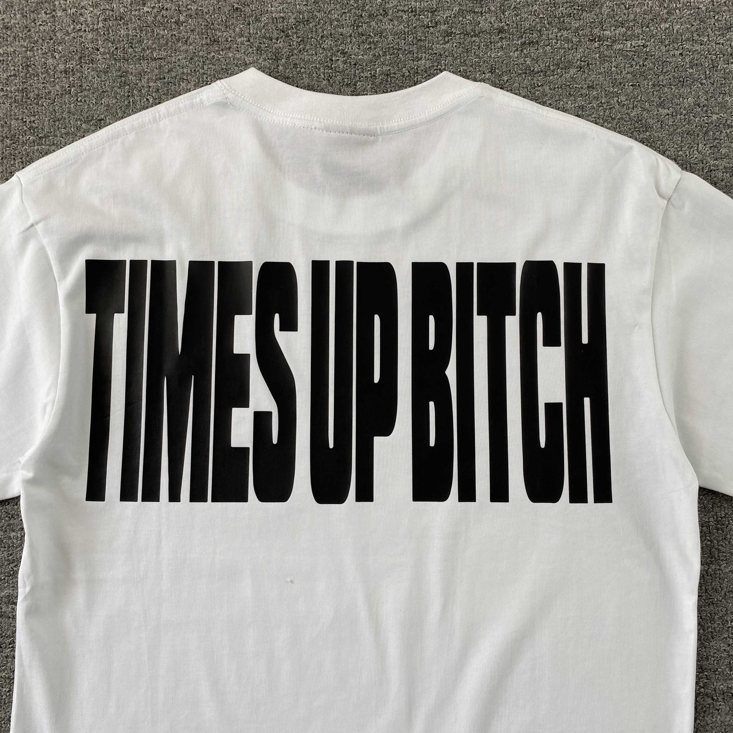 Remera Corteiz Timebomb Blanca