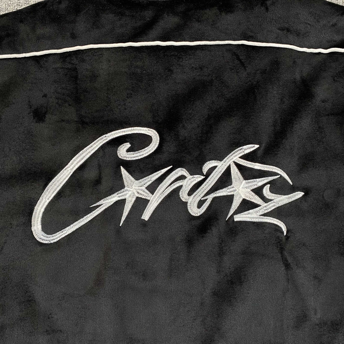Campera Corteiz VVS Velour Negra