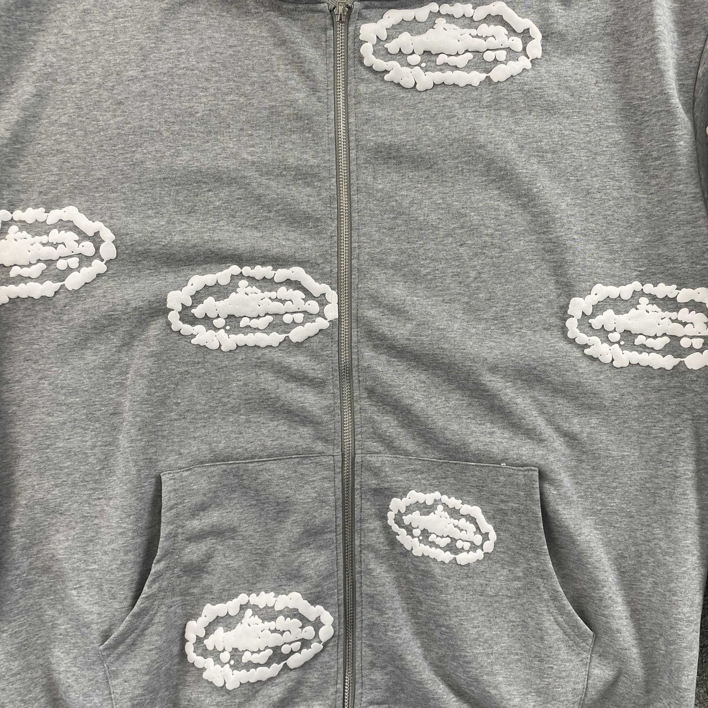 Campera Corteiz x Denim Tears Island Wreath Gris