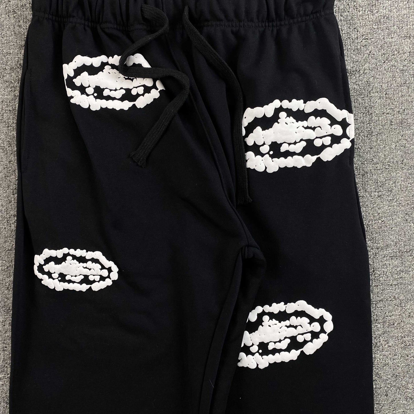 Pantalon Corteiz x Denim Tears Island Wreath Negro