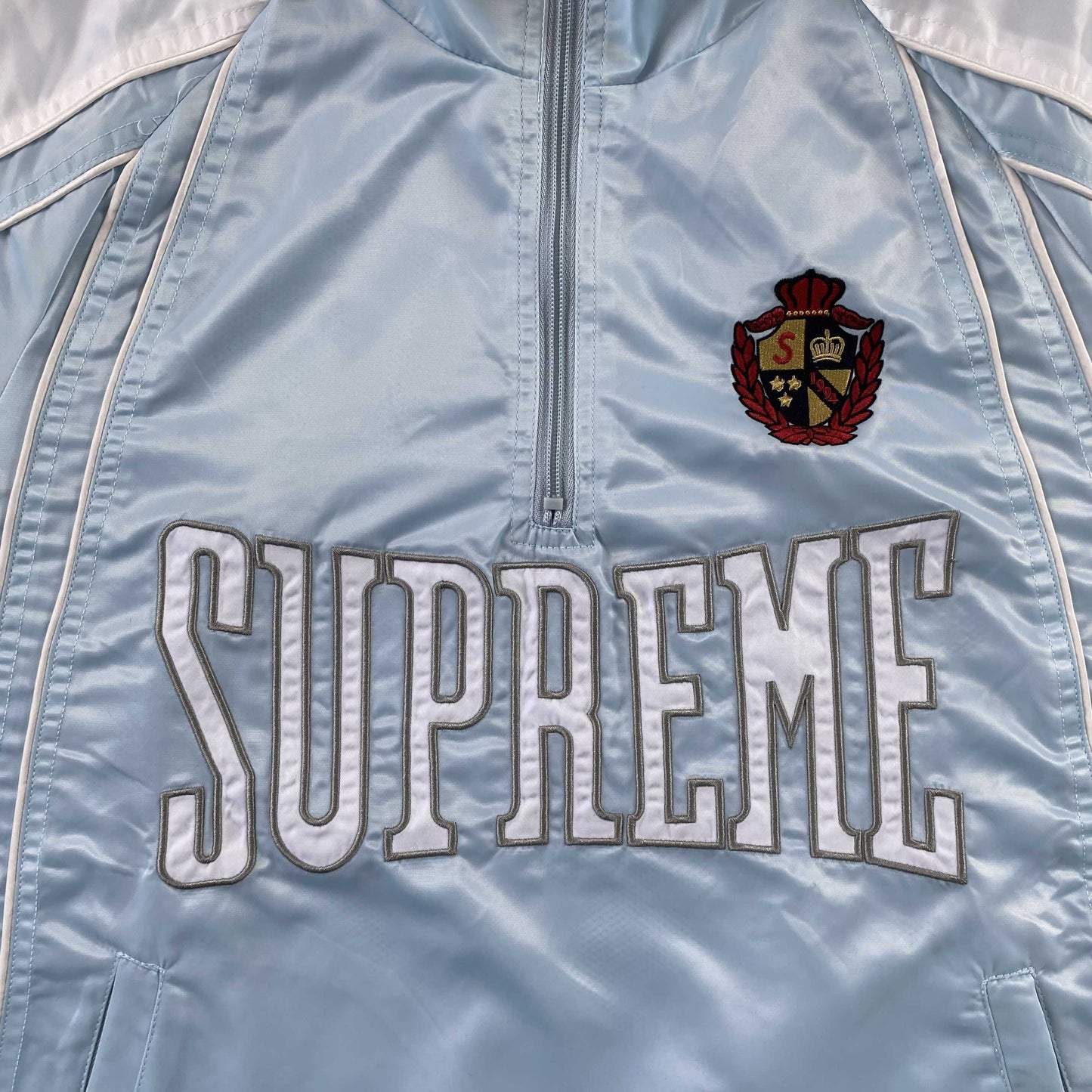 Campera Supreme Satin Piping Pullover Celeste