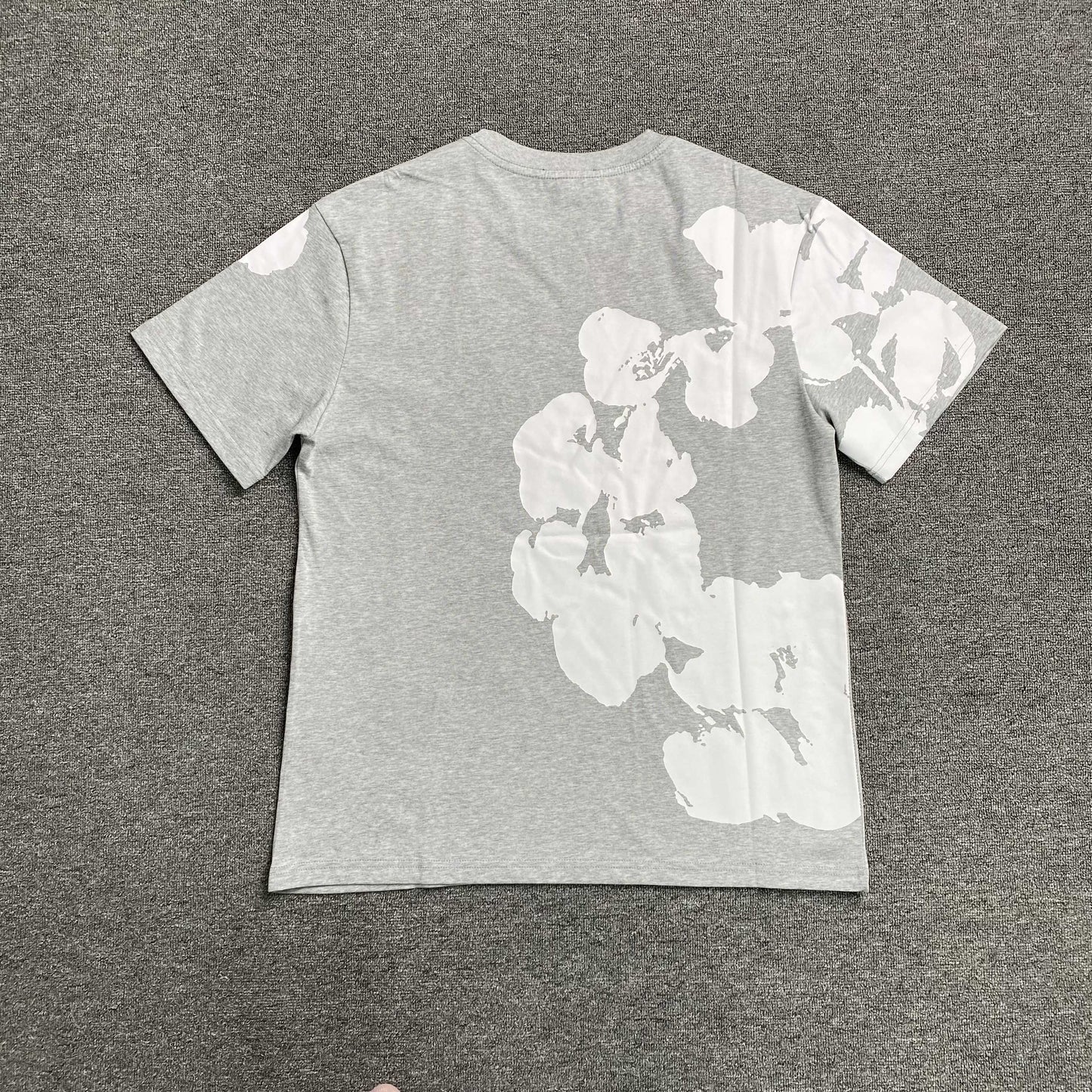 Remera Denim Tears Big Cotton Wreath Gris