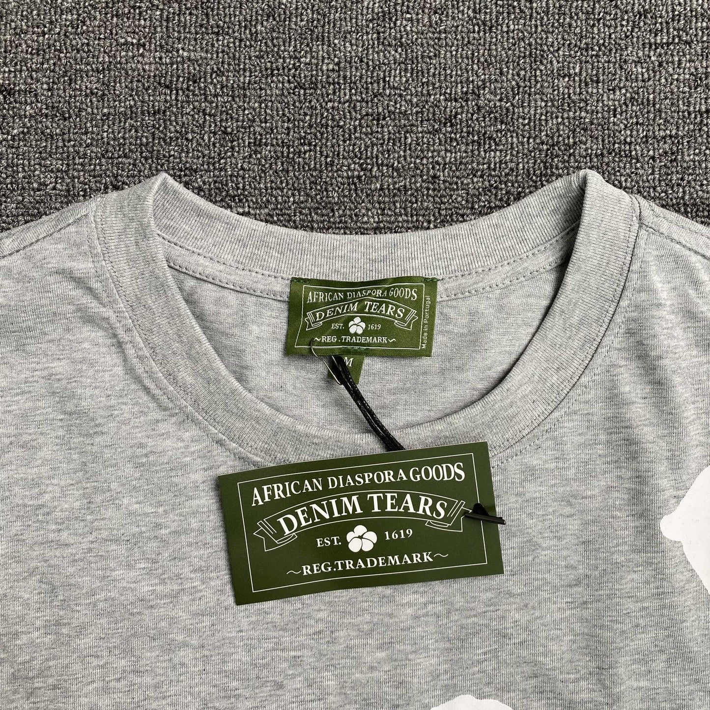 Remera Denim Tears Big Cotton Wreath Gris