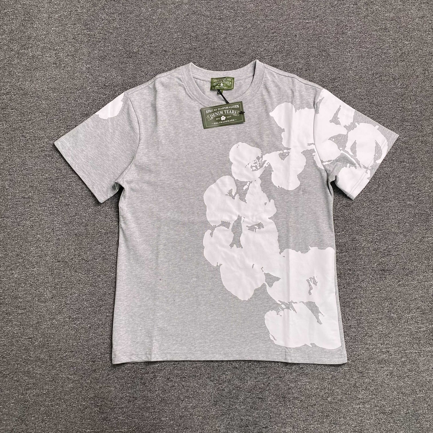 Remera Denim Tears Big Cotton Wreath Gris